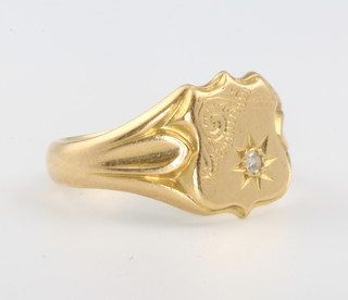 A gentleman's 18ct yellow gold diamond set ring 6.6 grams, size P 