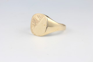 A gentleman's 9ct yellow gold signet ring size T 