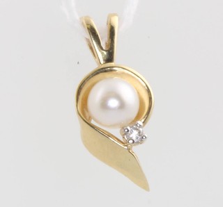 An 18ct yellow gold cultured pearl and diamond pendant 18mm 