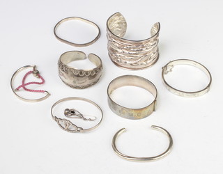 A stylish silver bangle and 7 others, 192 grams 