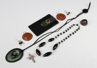 A stylish glass pendant and minor jewellery 
