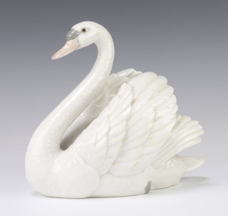 A Lladro figure of a swan 5231 18cm 