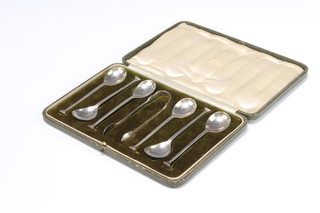 A set of 6 silver teaspoons and sugar tongs, London 1914, 81 grams 