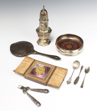 An Edwardian octagonal silver sugar Chester 1906, minor silver spoons, a hand mirror, a damaged guilloche enamelled timepiece etc, weighable silver 215 grams 