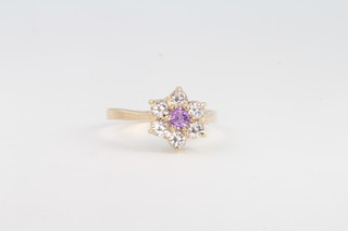 A 9ct yellow gold paste set daisy ring, size R 