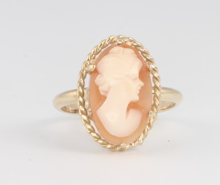 A 9ct yellow gold cameo ring size H 