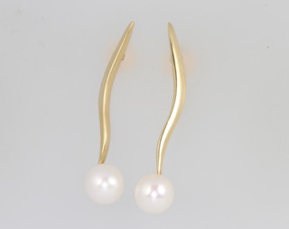A pair of 18ct yellow gold cultured pearl ear drops 40mm 