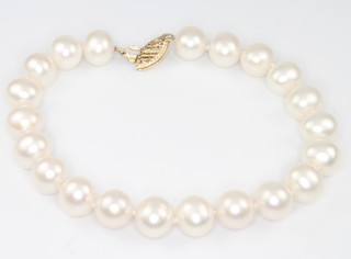 An 18ct yellow gold mounted pearl bracelet 20cm 