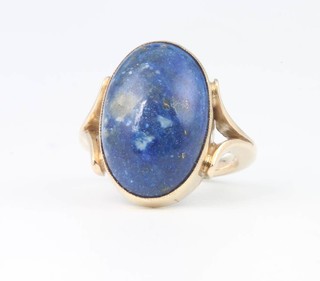 A 9ct yellow gold cabochon cut lapis lazuli ring size I 