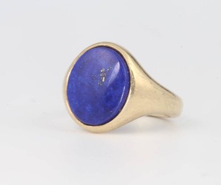 A 9ct yellow gold gentleman's lapis lazuli ring size M 