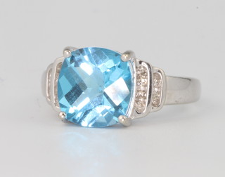 A 10ct white gold Topaz ring size N 1/2