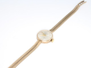 A lady's 9ct yellow gold Accurist wristwatch on a ditto mesh bracelet 14 grams 