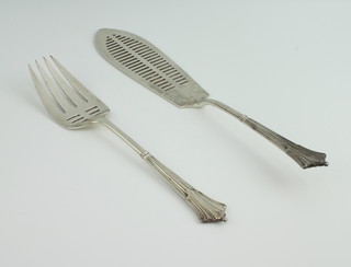 A pair of Edwardian silver fish servers with pierced decoration London 1910/11 Goldsmiths and Silversmiths Co. 240 grams 
