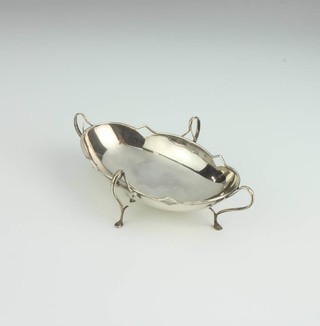 A stylish Edwardian silver boat shaped bowl with scroll legs Birmingham 1907, 18cm, 83.5 grams 