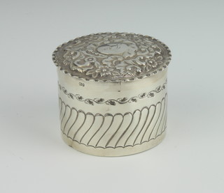 A Victorian repousse circular silver trinket box Birmingham 1890 5cm, 55 grams
