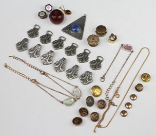 A collection of minor costume jewellery 