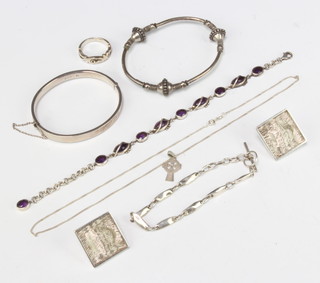 A pair of silver ear clips and minor silver jewellery 89 grams 