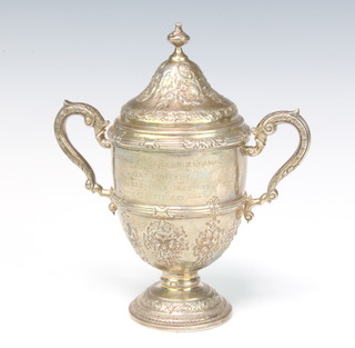 A repousse silver 2 handled presentation trophy and lid with floral decoration inscribed Professional Lawn Tennis Championship Great Britain 1920, 1921, 1922, 1923, 1925, 1926, 1927 C R Read London 1931, 18.5cm, 287 grams