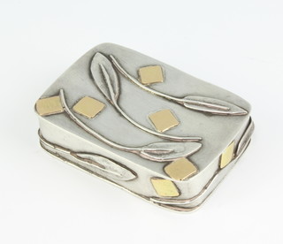 A rounded rectangular gold inlaid silver box decorated with stylised feathers 4.5cm, 50 grams 
