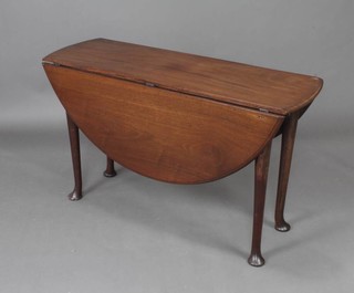 A Georgian mahogany oval dining table raised on pad feet 72cm h x 122cm w x 39cm when closed x 123cm when open 