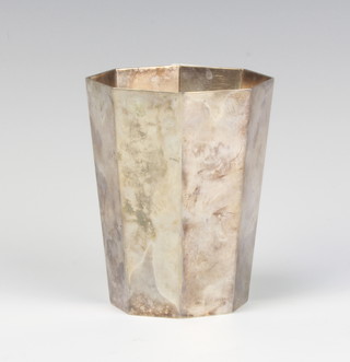 An octagonal sterling silver beaker 190 grams, 9cm 