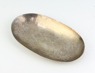 An oval hammer pattern sterling silver dish 3.5cm, 78 grams