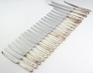19 silver handled dinner knives and 3 ditto carving knives, Sheffield 1936 