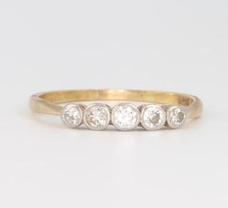 An 18ct yellow gold 5 stone diamond ring approx. 0.4ct, size V 1/2