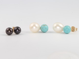 A pair of yellow gold turquoise ear studs, 2 pairs of pearl ditto 
