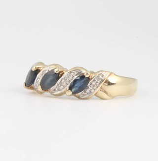A 9ct yellow gold sapphire ring size M 