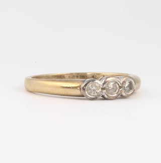 A 9ct yellow gold 3 stone diamond ring, size P 