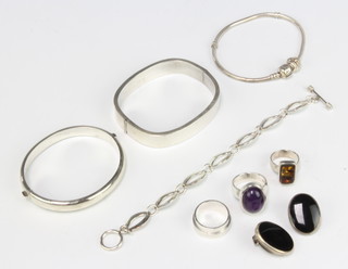A modern silver bangle and minor silver jewellery, 103 grams 