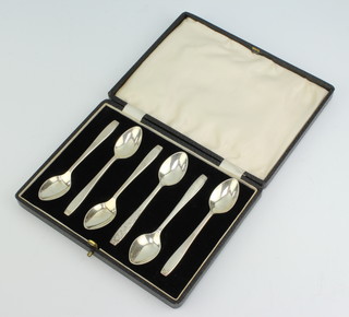 A set of 6 silver teaspoons of plain form Birmingham 1940, 93.7 grams, cased 