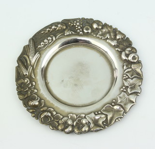 A repousse sterling silver dish decorated with vines, flowers and fruits, 33 grams, 12.5cm 