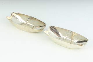 Two silver boat shaped ashtrays Sheffield 1905, 10cm, 90 grams