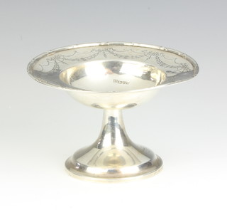 An Edwardian chased silver tazza, Chester 1909, 13cm, 112 grams 
