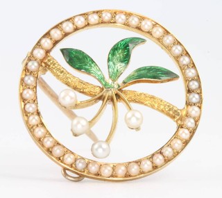 An Edwardian 15ct yellow gold, circular enamelled and pearl brooch, 25mm diam, 4.5g gross,