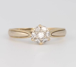 An 18ct yellow gold diamond cluster ring 2.6 grams, size L 