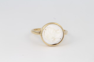 A 9ct yellow gold cameo ring, size S 1/2