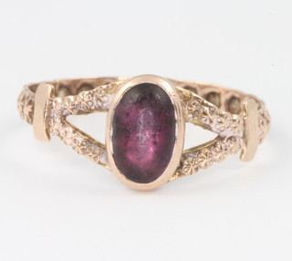 A 9ct yellow gold cabuchon amethyst ring size L 1/2