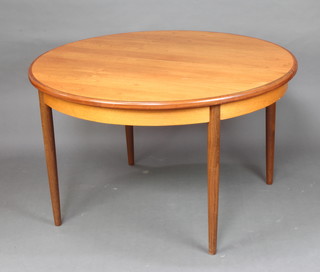 A G-Plan oval teak extending dining table with concealed extra leaf, raised on turned supports 72cm h x 120cm w x 123cm l