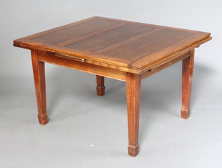 An Edwardian mahogany draw leaf dining table raised on square tapered supports ending in spade feet 75cm h x 121cm x 105cm 