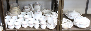 A Paragon Belinda pattern dinner/tea service 