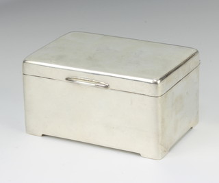 A Continental 800 standard rounded rectangular cigar box 12cm, 412 grams 