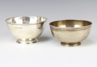 A circular silver pedestal bowl London 1927, 1 other, 372 grams