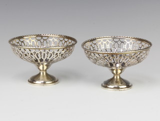A pair of pierced silver pedestal bowls Birmingham 1947, 86 grams, 9cm 