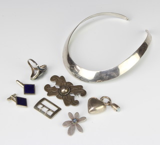 A contemporary silver necklet and minor silver jewellery, 93 grams