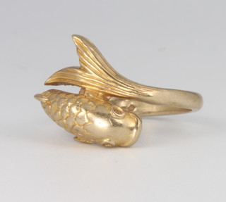 A 9ct yellow gold ring in the form of a carp 3.9 grams, size O 