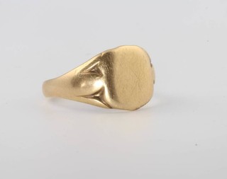 A gentleman's 18ct yellow gold signet ring 6.5 grams, size T 1/2