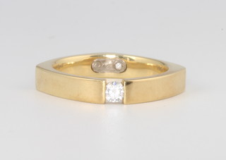 An 18ct yellow gold 4 sided diamond set ring by Duet 8.8 grams, size T 